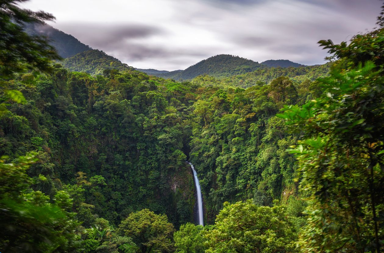 waterfall in la fortuna
